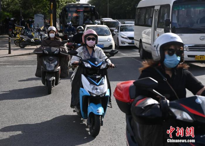 多地明确骑电动自行车须戴头盔，有城市免费赠送