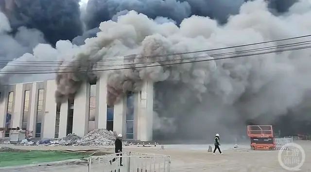 ▲起火后，厂房中还不断有浓烟冒出。图片来源：视频截图（上游新闻）