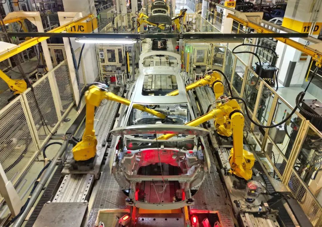 今年11月,山东烟台,工业机器人在生产线上制造汽车