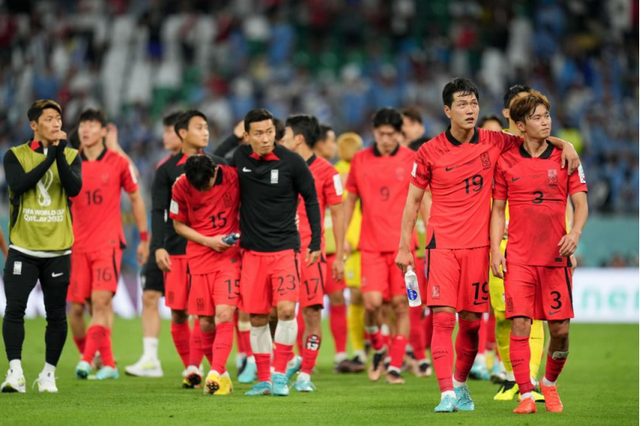 韩国队球员金珍洙（右一）和金英权（右二）等在比赛后 图/新华社