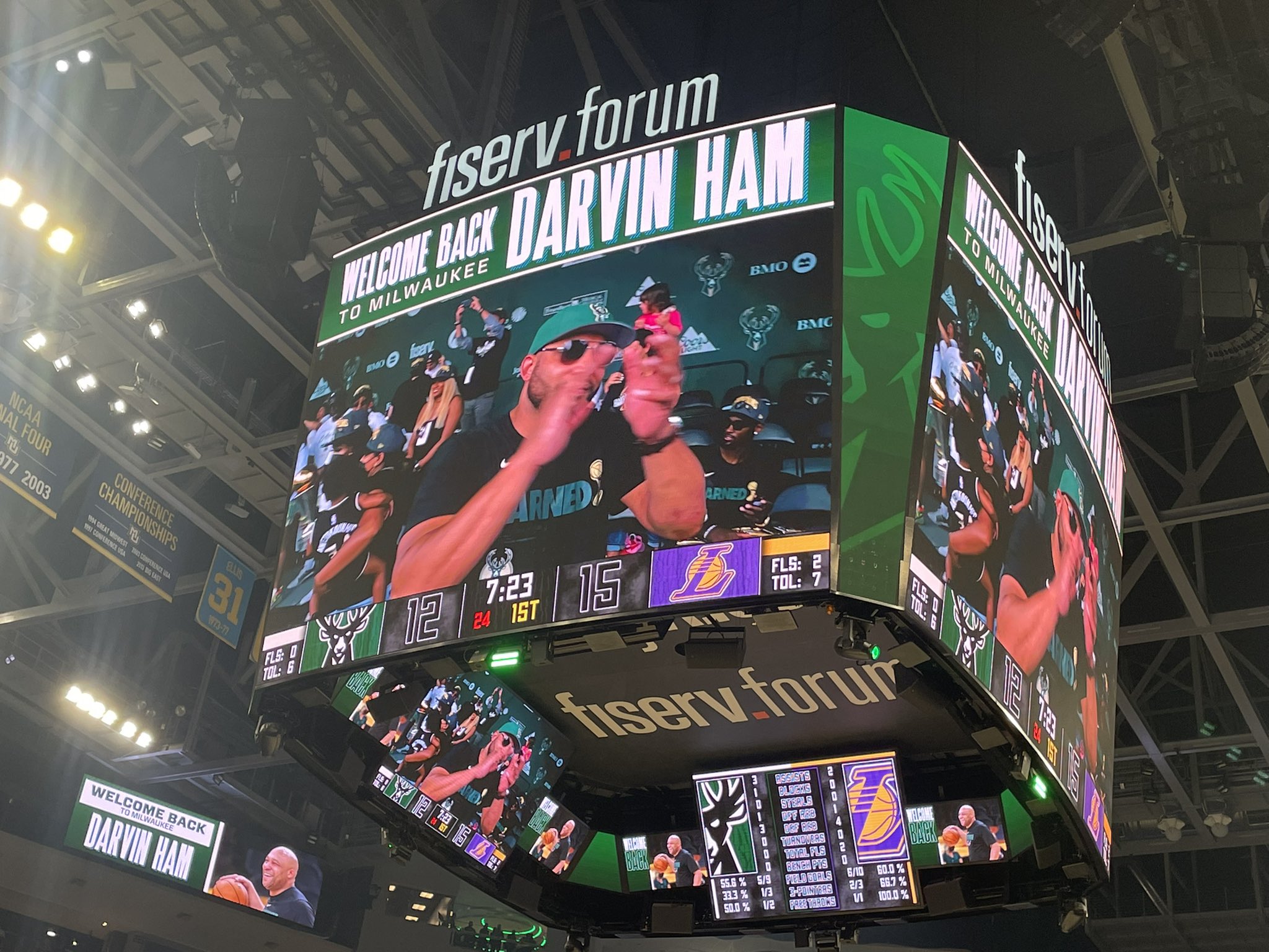 雄鹿主场遭雷霆铁蹄践踏字母哥空砍三十分无奈吞败