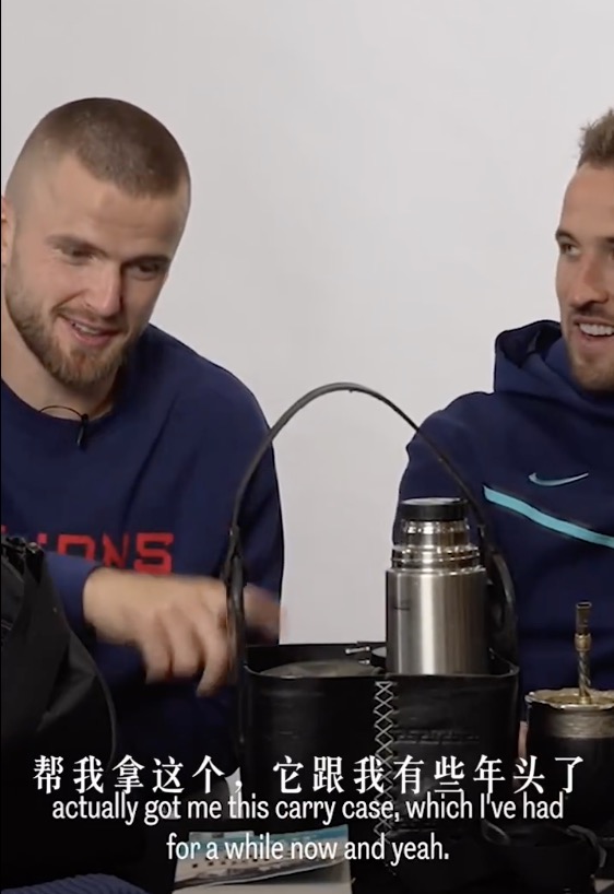 英格兰后卫戴尔向队友凯恩介绍自己的马黛茶“装备”。（图源：网络截图）