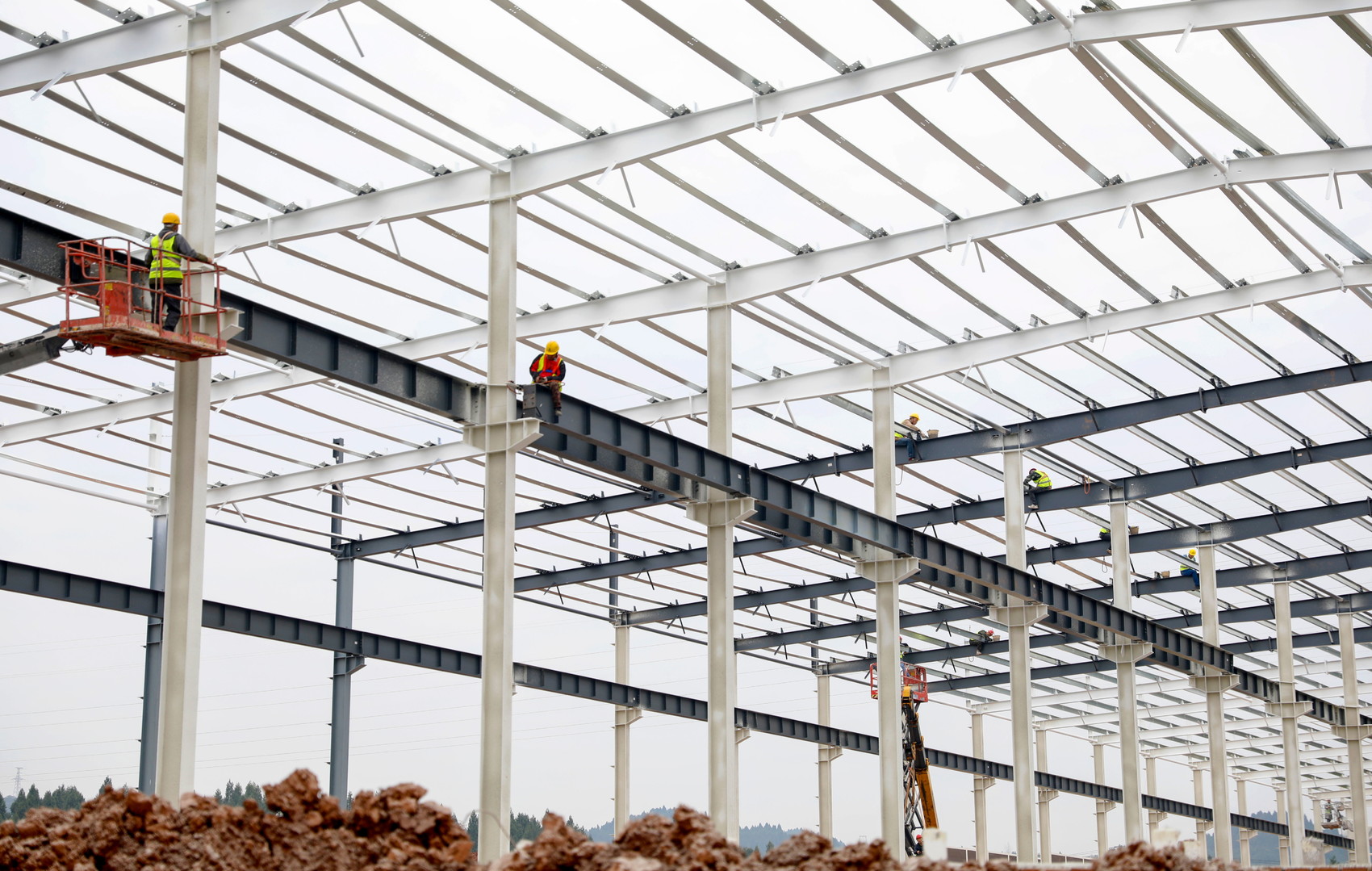 临江新区中景航天高端装备智能制造项目施工现场,工人们正在建设厂房