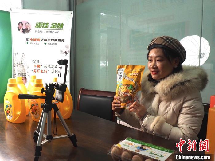 柳州市残疾人就业困难人员创业基地提供的直播间里，一位因病致残的女生在直播带货。李娇阳摄