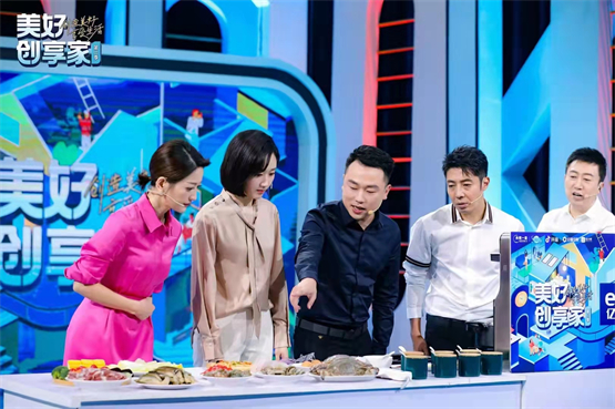 　　亿田总裁孙吉(中)与央视主持人撒贝宁同台大秀厨艺