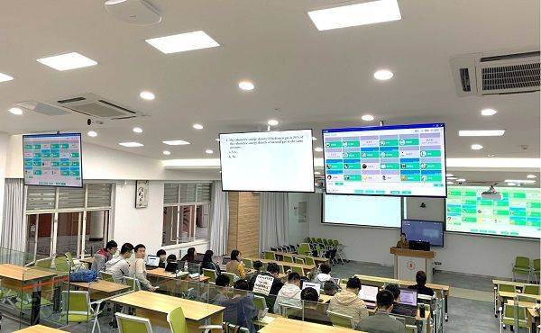 　　四川大学多视窗互动智慧教室