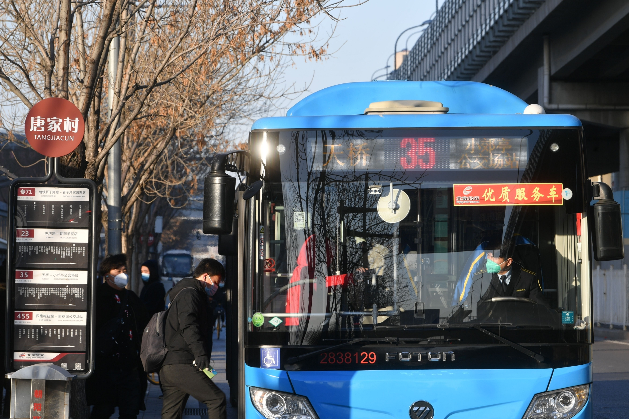 唐家村公交站,乘客排队上车.新京报记者 王贵彬 摄