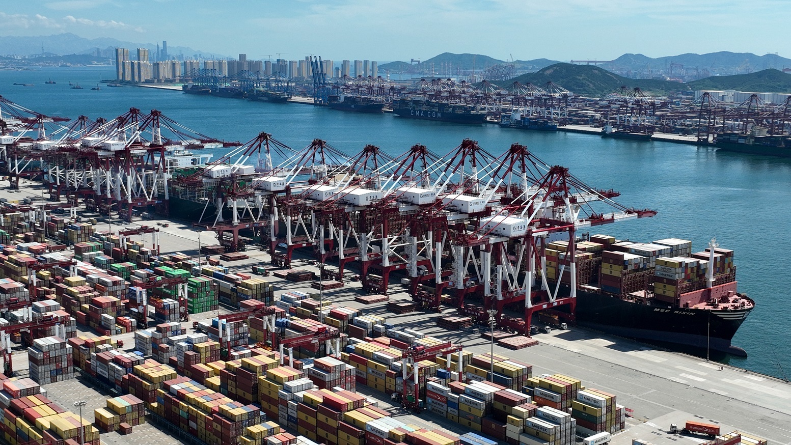 山东青岛港.图片来源:新华社