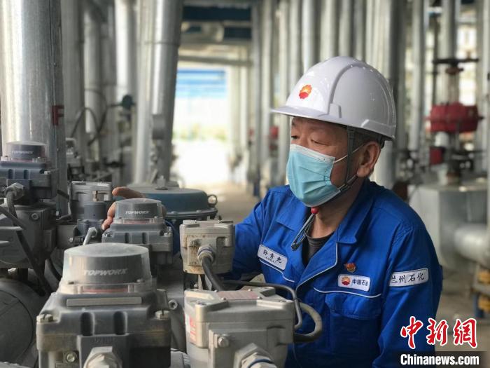 图为孙青先认真调节生产工艺指标。 兰州石化公司供图
