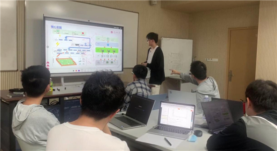 　　“腾班”学生开会讨论开发流程