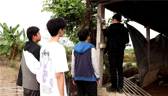 　　腾班学生安装并调试硬件设备