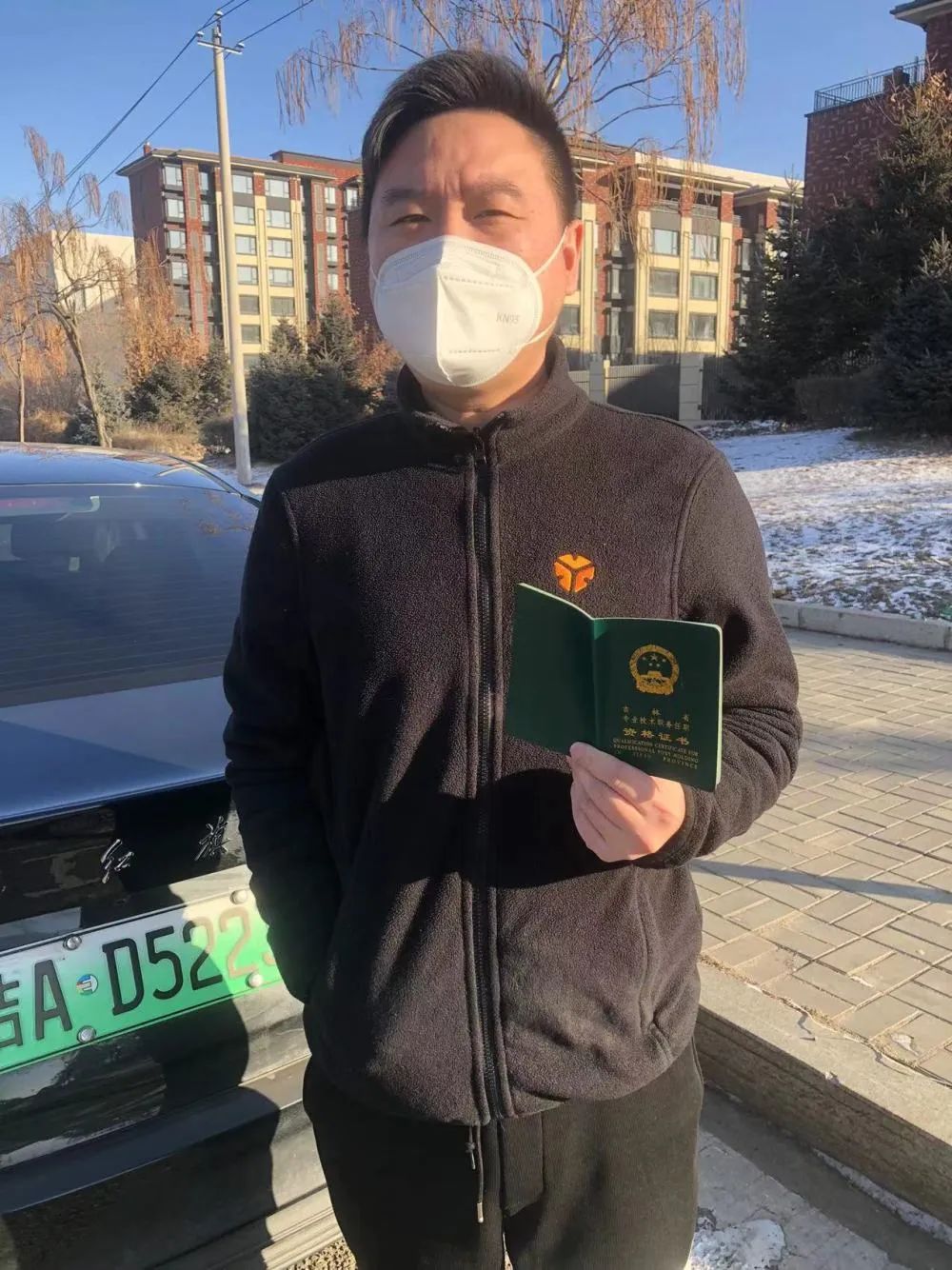 t3出行长春分公司网约车司机李则宣展示职称资格证书.受访对象供图