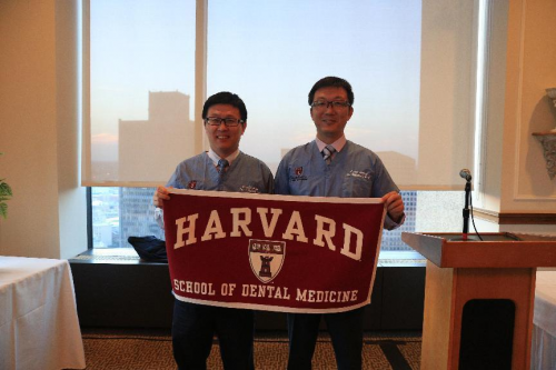 　　黄懽医生(左2)与张鹏医生(左1)在哈佛大学进修