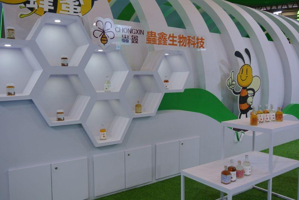 　　第八届成都国际都市现代农业博览会参展企业产品展示现场