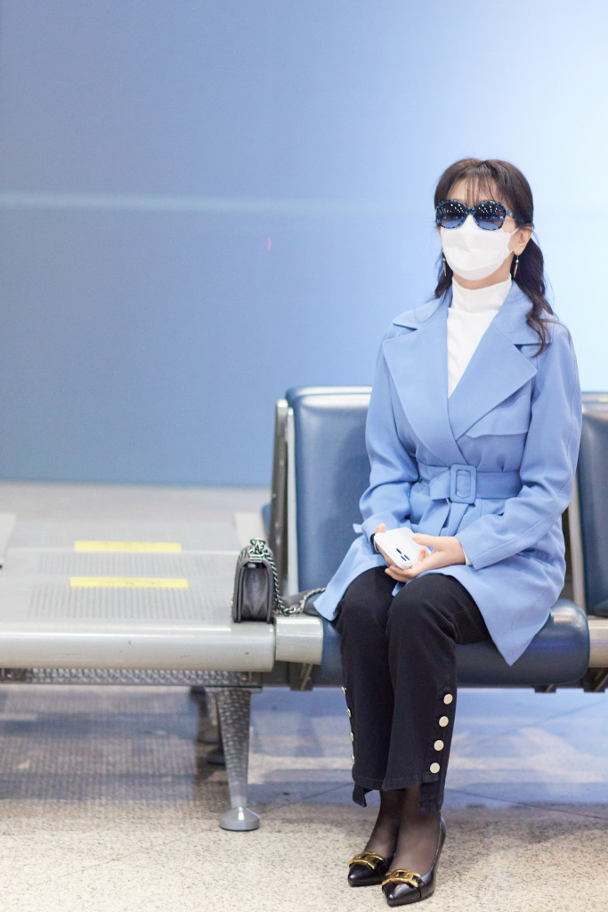 赵雅芝冬日蓝色系穿搭机场随拍 身材窈窕气质优雅不俗__财经头条