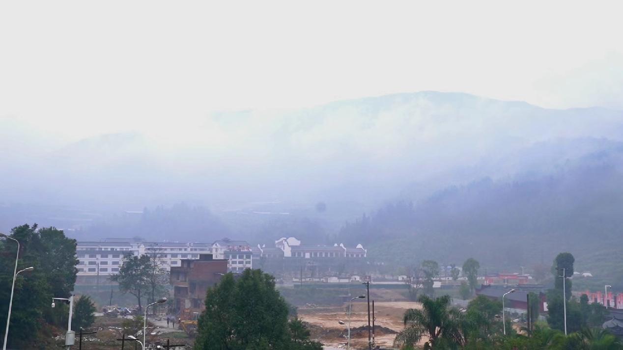 　　（ 依山而建的叮咚买菜银耳基地 ）