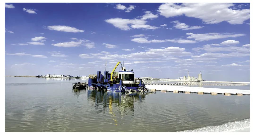 国投罗钾采盐船  