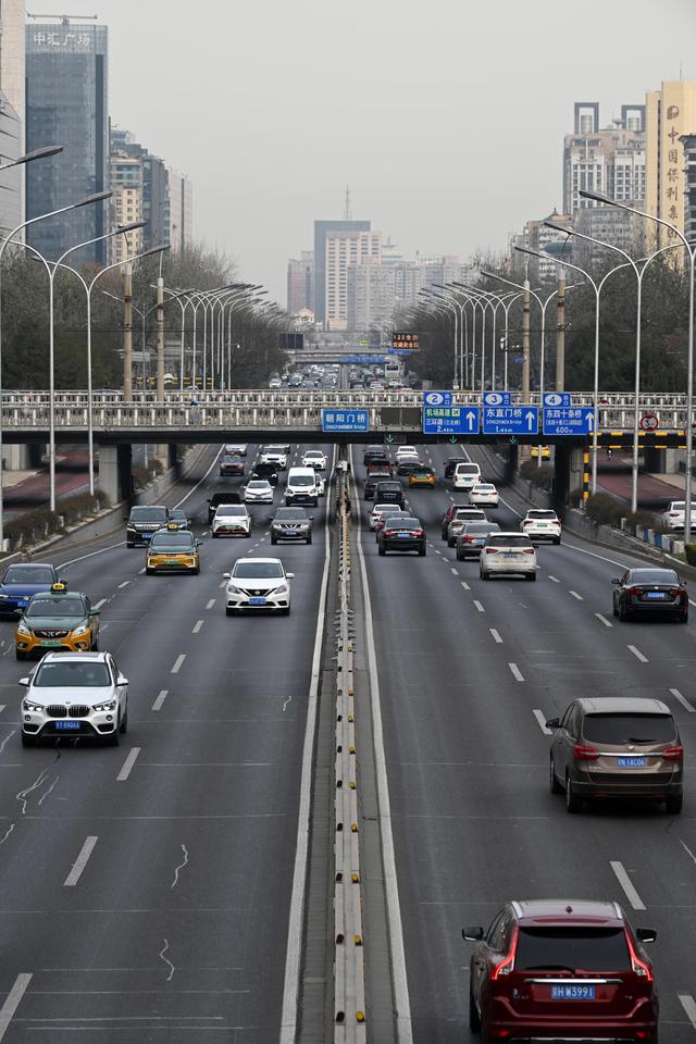 2022年12月2日,北京朝阳门桥车流如织