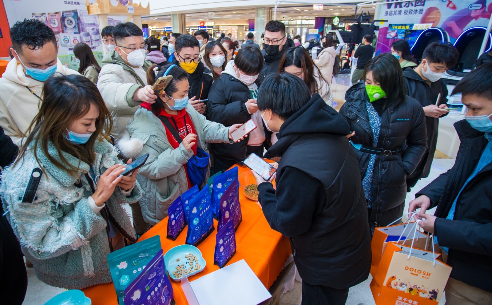 (图为逢时宠科专柜,客户在抢购都乐时产品)