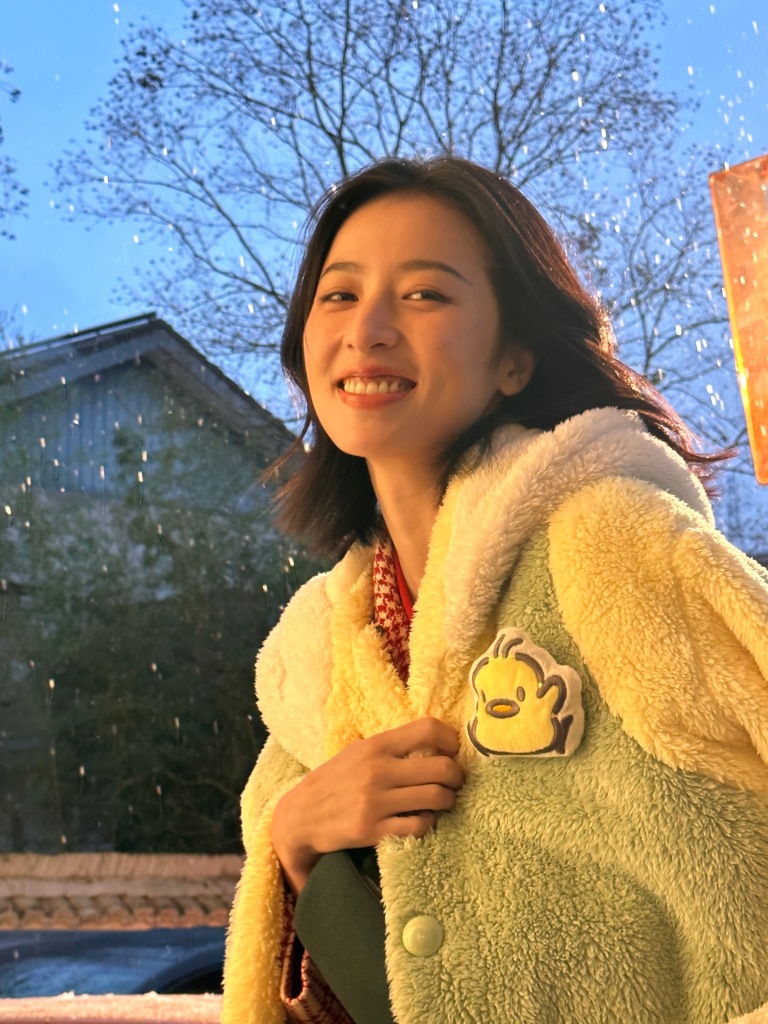 周雨彤分享冬日浪漫夜色随拍 对镜微笑随性可爱