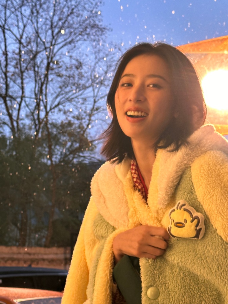 周雨彤分享冬日浪漫夜色随拍 对镜微笑随性可爱