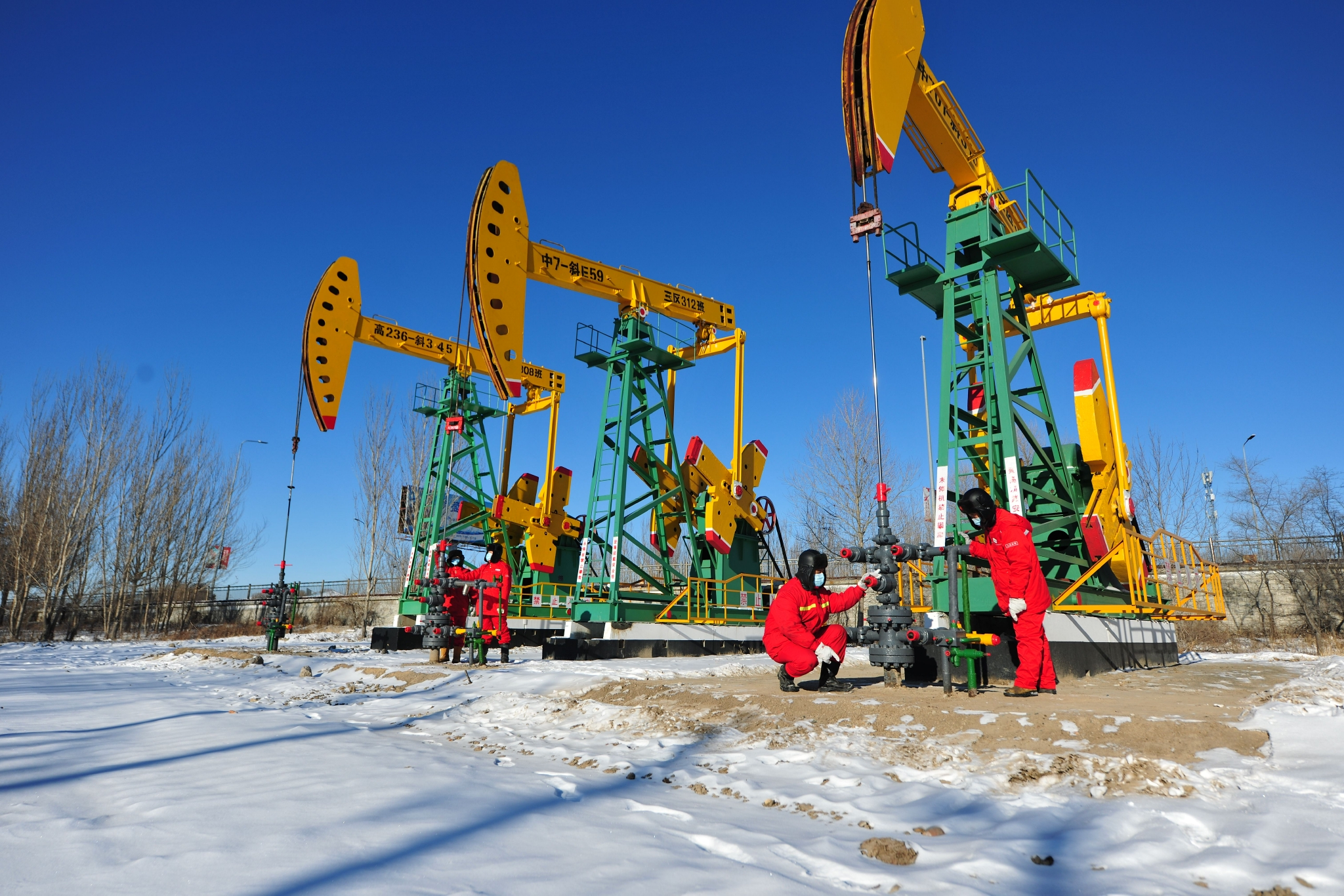 大庆油田采油一厂第三作业区岗位员工在雪后第一时间对设备进行巡回