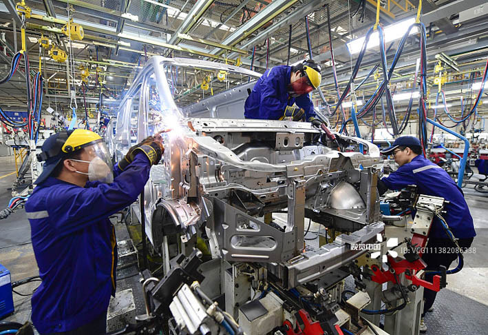 江西赣州,汽车生产车间内员工正在进行焊接工作&nbsp;视觉中国图