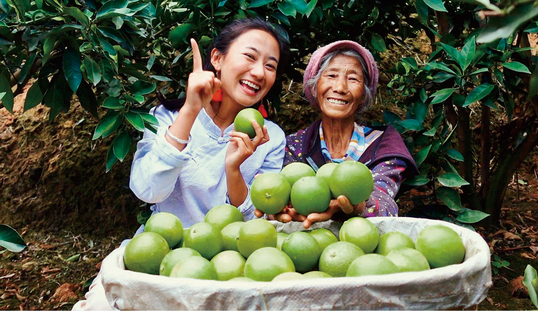 幸福乡村带头人（左一）通过直播帮丽江农民卖出几十吨农产品。