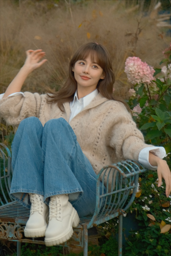 张嘉倪综艺录制野趣花园随拍 燕麦色毛衣内搭衬衫温柔甜美