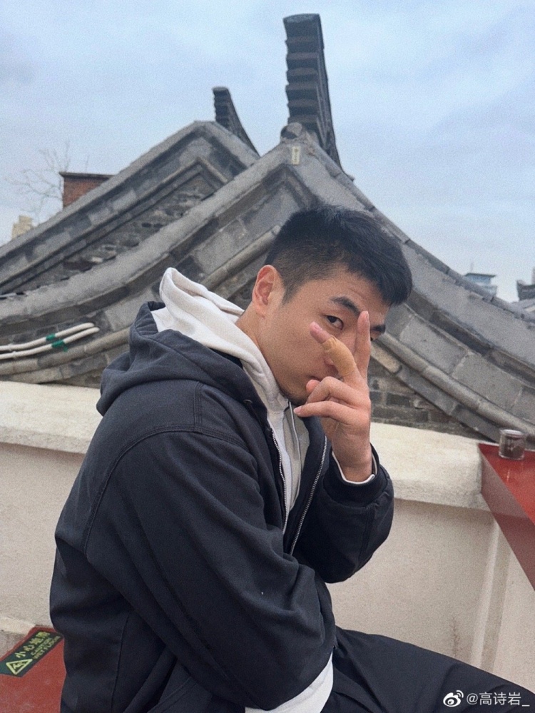 高诗岩晒照:好好吃饭 好好睡觉 好好打球【爱哟网】