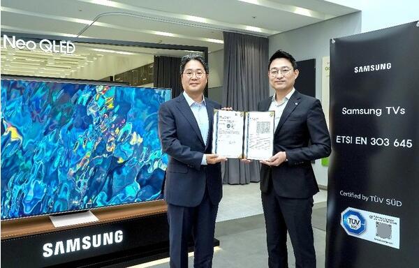 　　TUV南德韩国分公司总经理Seo Jungwook(右)授予三星ETSI EN 303 645证书