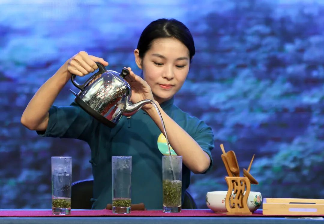 茶艺师现场展示冲茶技巧.程霖 摄