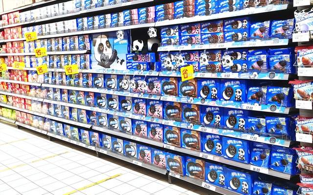 (图:奥利奥熊猫ip成为家乐福门店饼干品类最受欢迎包装)