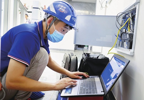 中国电信四川公司装维工程师为用户安装宽带.