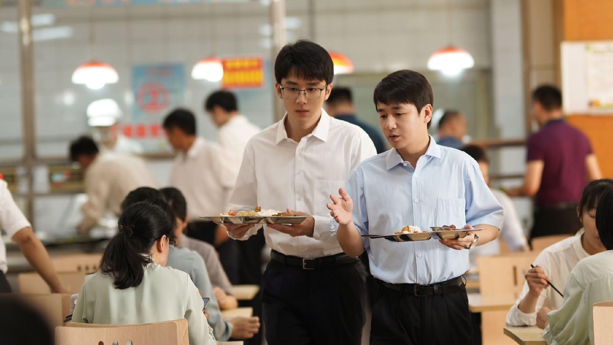 林志为(左一)在县委大院吃午饭,被同事传授了很多门道.