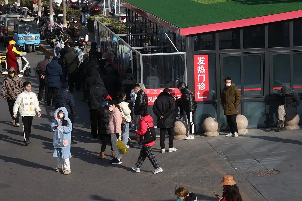 2022年12月9日，北京，通州潞河医院感染性疾病科发热门诊外，市民等候就诊。图/视觉中国