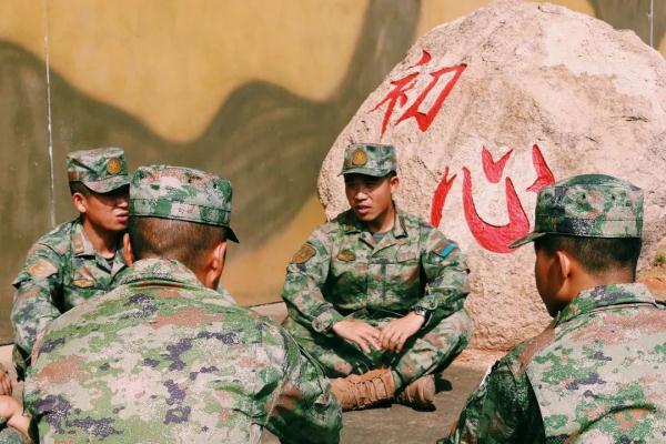 张建飞与战友谈心.