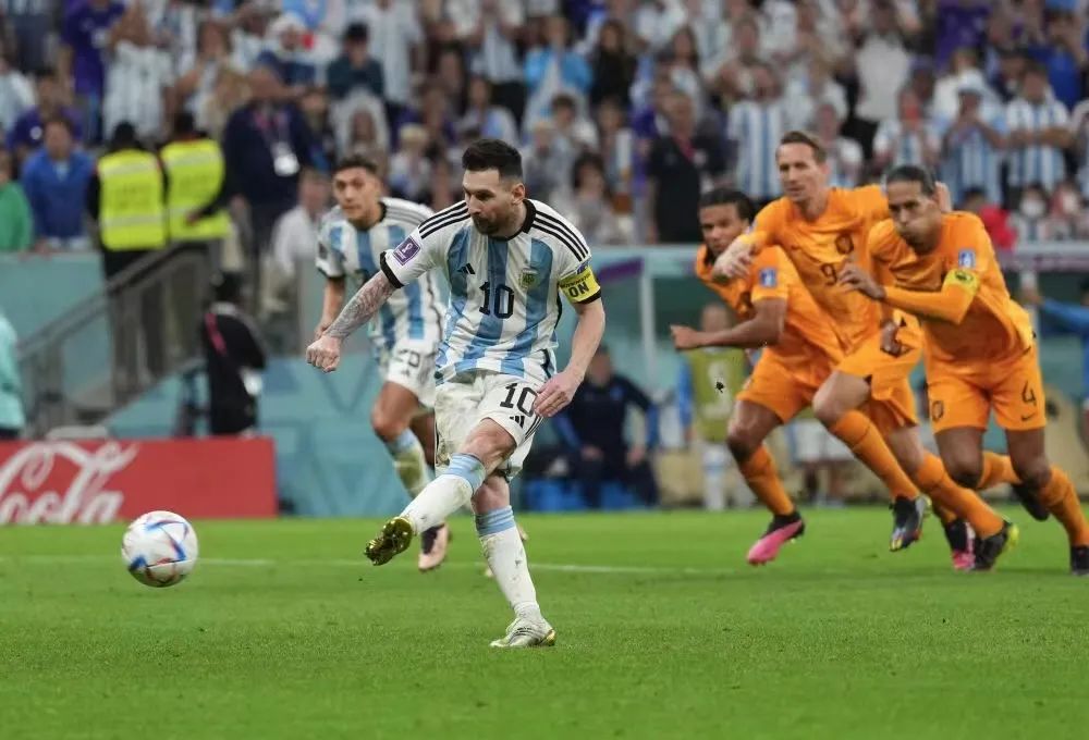 梅西(前)在比赛中主罚点球得分(新华社)