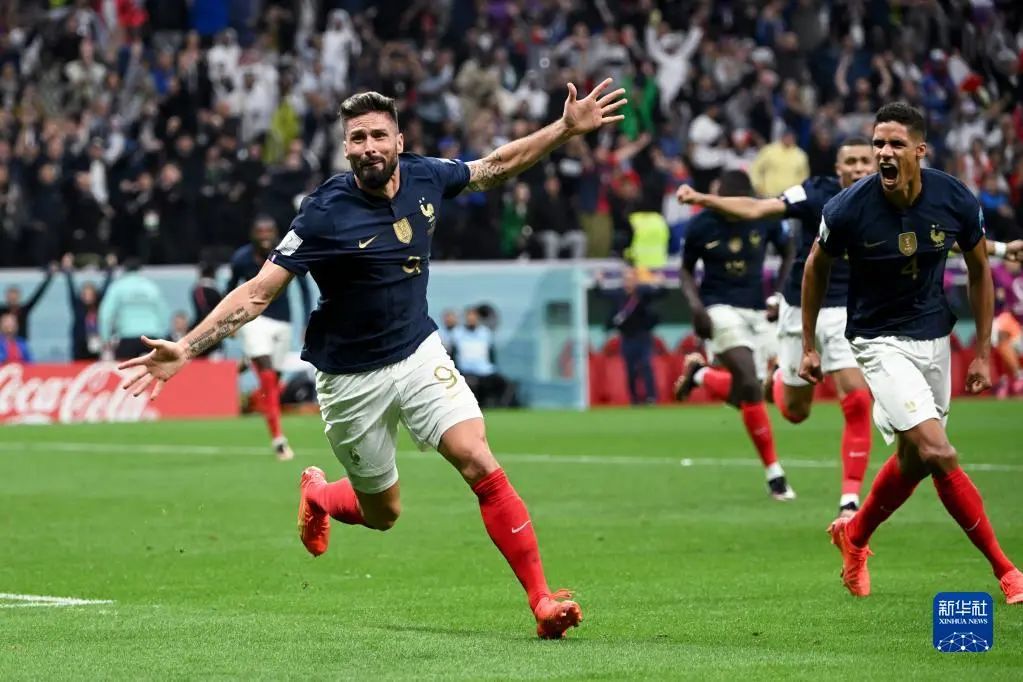 　12月10日，法国队球员吉鲁（左）在比赛中进球后庆祝。新华社记者 李尕 摄