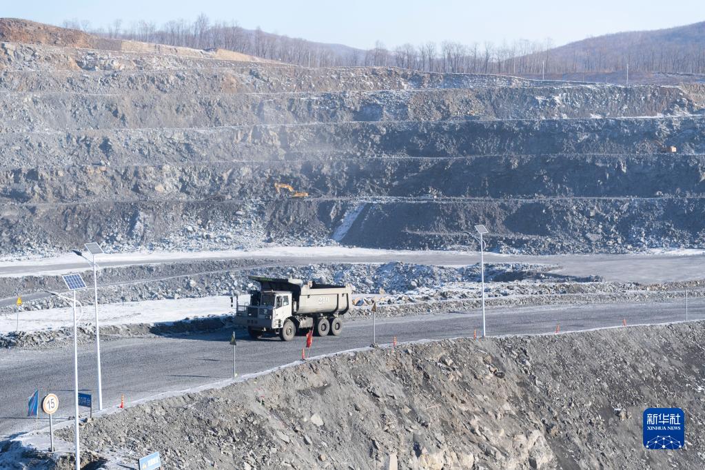 这是12月9日在黑龙江省鹤岗市萝北县拍摄的云山石墨矿采矿现场.