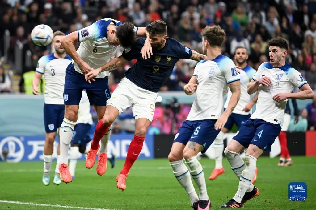 　12月10日，法国队球员吉鲁（左三）在比赛中头球攻门得分。新华社记者 李尕 摄