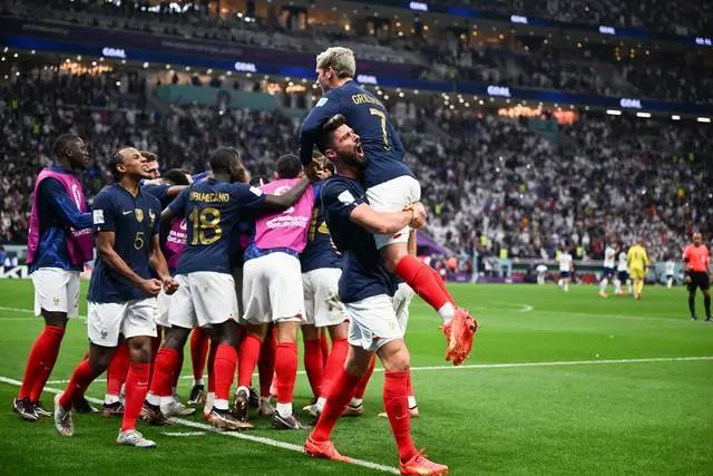 12月10日，法国队球员吉鲁（右二）在比赛中进球后与队友格列兹曼（右一）庆祝。新华社记者 李尕 摄