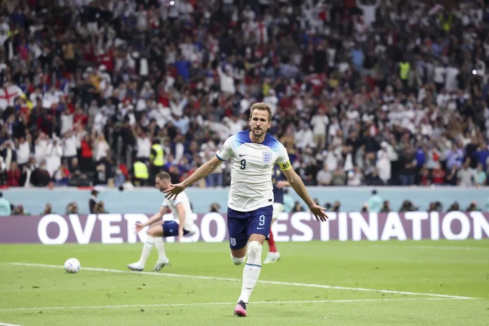 12月10日，英格兰队球员凯恩在比赛中主罚点球得分后庆祝。新华社记者 李明 摄