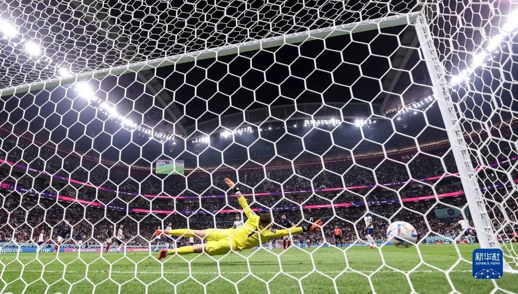 　　12月10日，英格兰队守门员皮克福德（前）在比赛中未能扑出法国队球员琼阿梅尼的射门。新华社记者 李明 摄