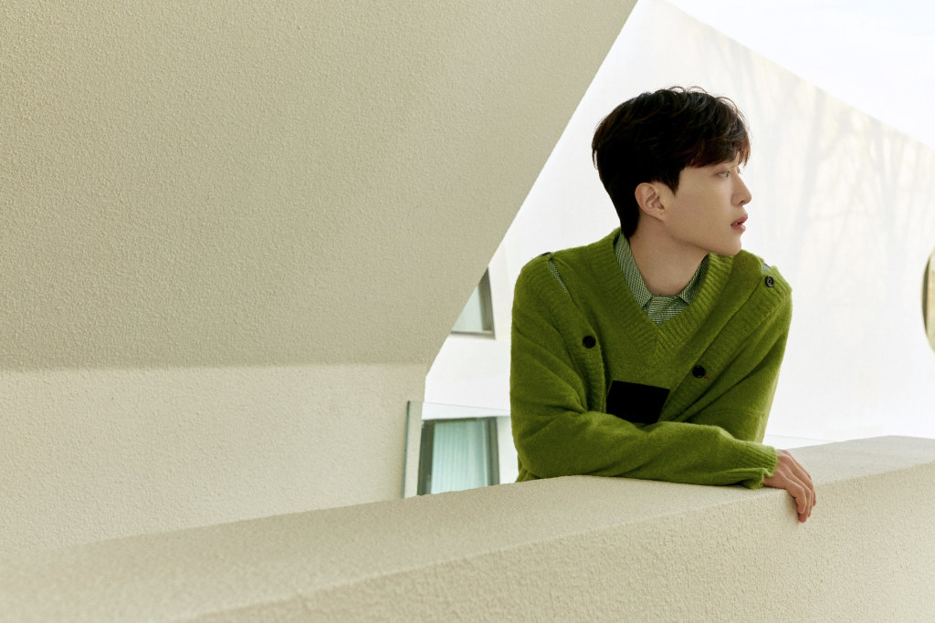 范丞丞出席畅轻品牌直播活动 绿色针织衫造型充满青春活力__财经头条