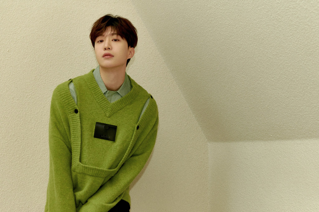 范丞丞出席畅轻品牌直播活动 绿色针织衫造型充满青春活力__财经头条