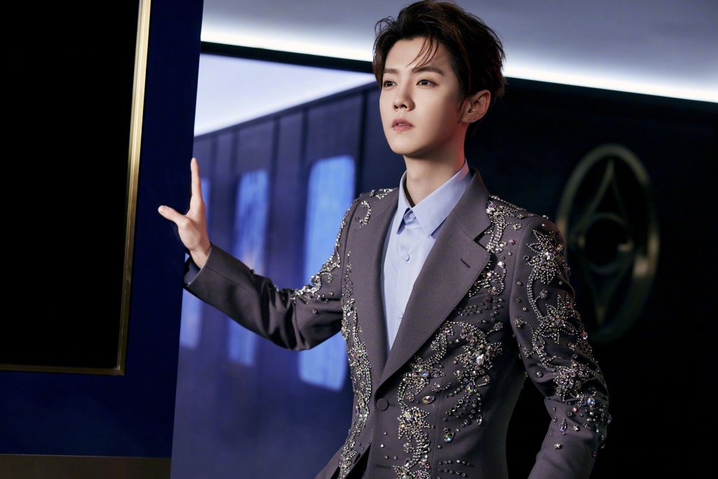 鹿晗gucci活动刺绣西服造型写真 内搭蓝色衬衫超帅超精致