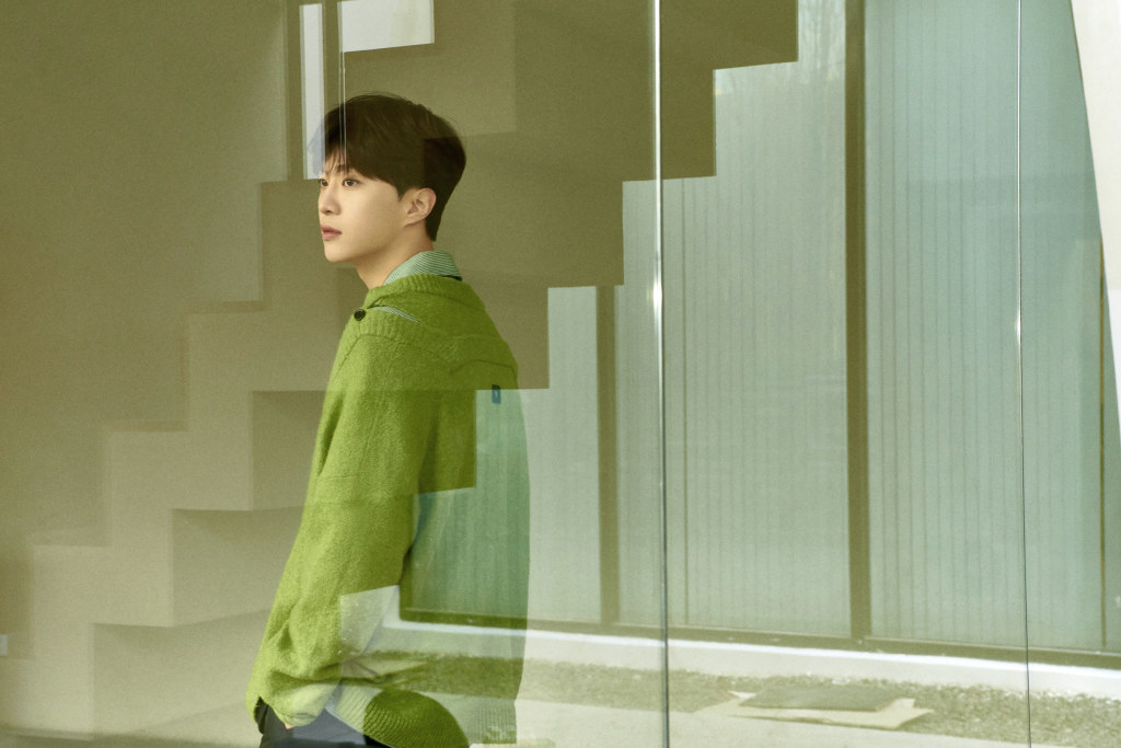 范丞丞出席畅轻品牌直播活动 绿色针织衫造型充满青春活力__财经头条