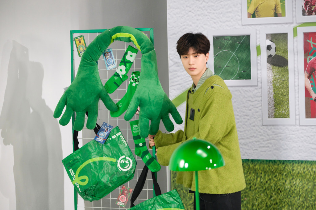 范丞丞出席畅轻品牌直播活动 绿色针织衫造型充满青春活力__财经头条