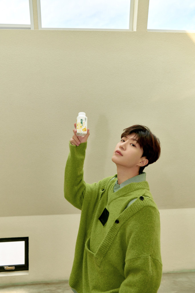 范丞丞出席畅轻品牌直播活动 绿色针织衫造型充满青春活力__财经头条